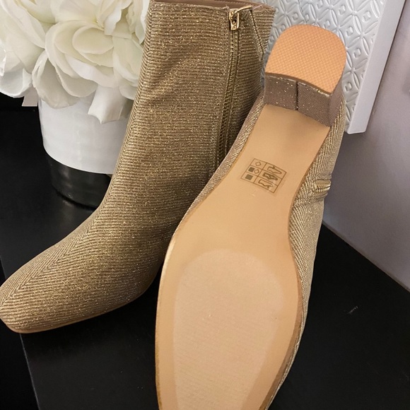 RARE!! FP ✌🏽FREE PEOPLE ✖️ Beautiful Heeled Gold Glittery Booties BNIB!! - Picture 7 of 7